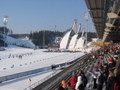 Běžecký stadion a můstky v pozadí
